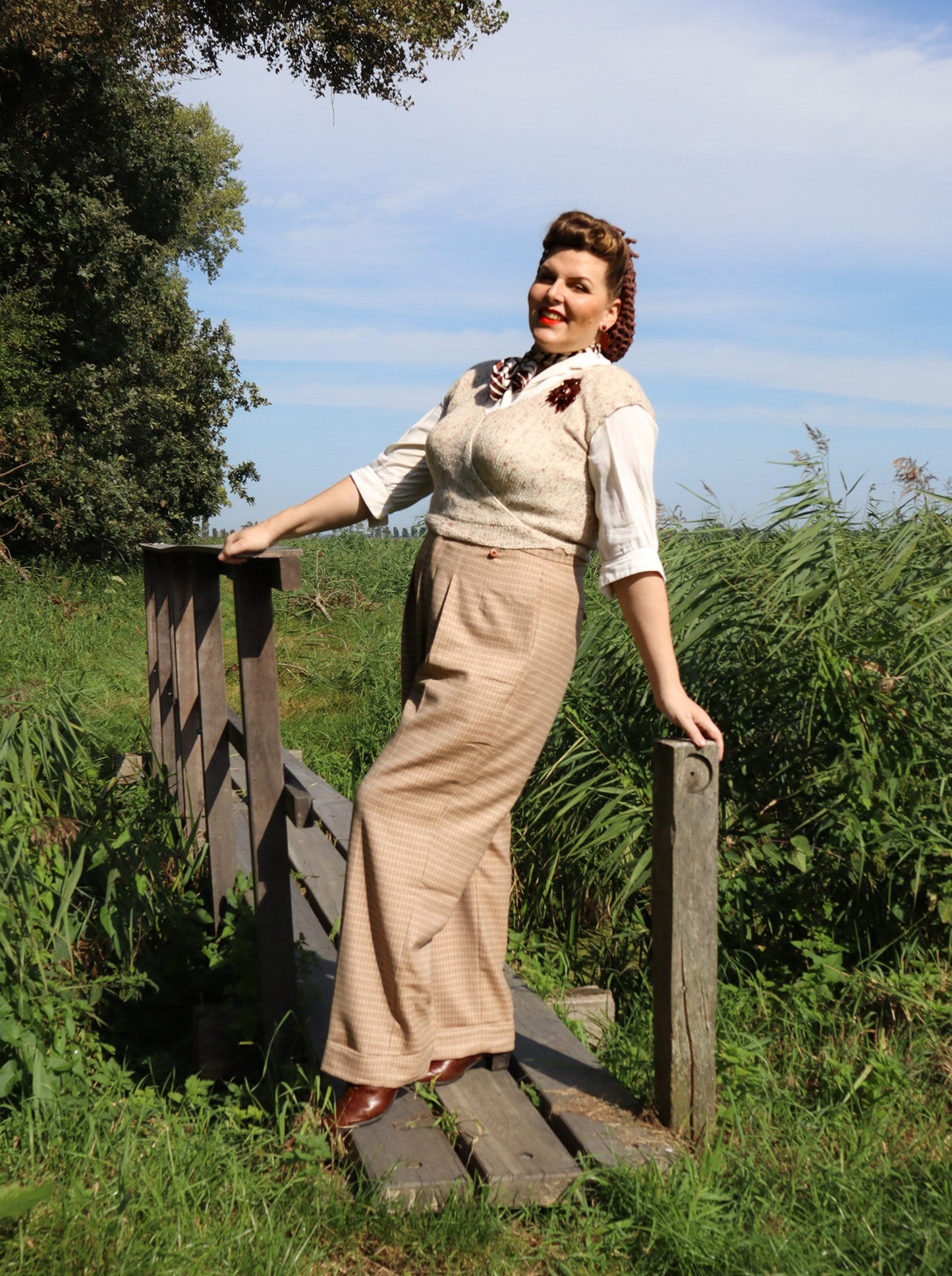 1940s high waist suit trousers vintage style, brown beige checkered 1930s pants