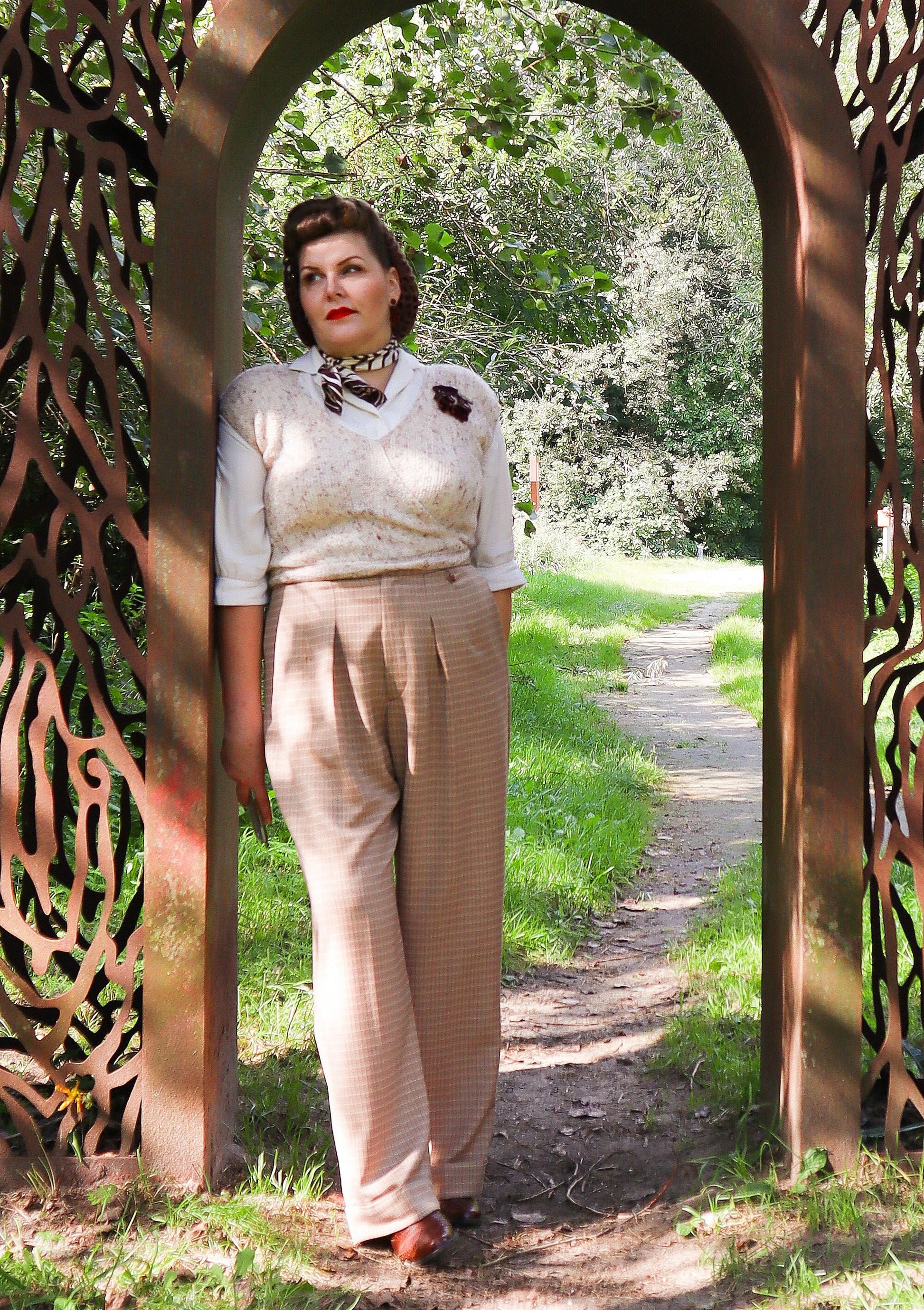 1940s high waist suit trousers vintage style, brown beige checkered 1930s pants
