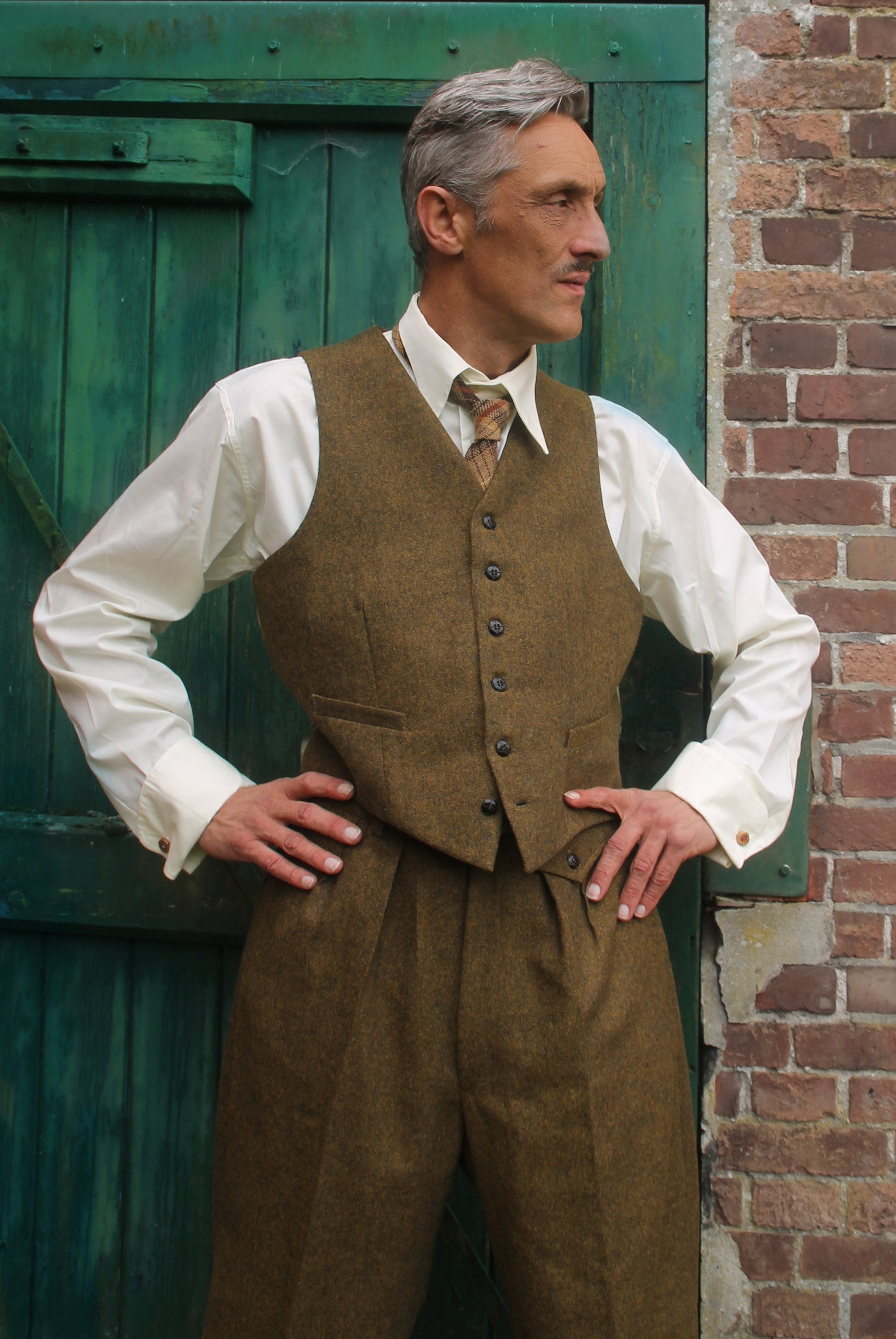 Spearpoint collar shirt in cream vanilla cotton with French cuffs for cufflinks vintage style