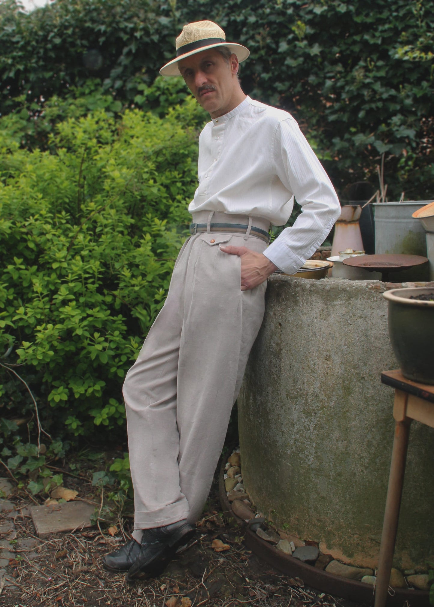 retro vintage high waist pleated trousers for men in top quality linen. The colour is off white, light grey. the pants have belt hoops and side pockets, a small change pocket and two back pockets