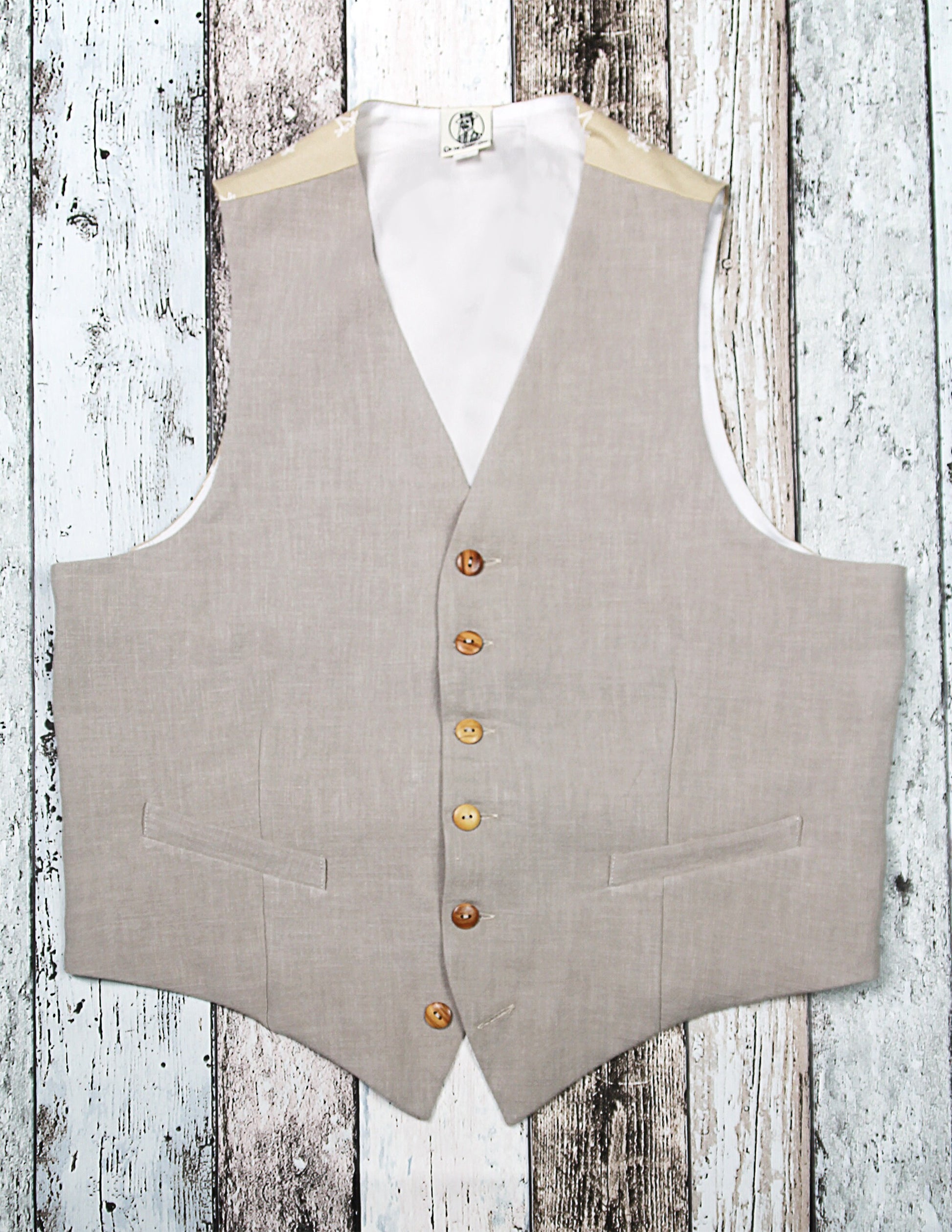 Vintage 1930s 1940s short waistcoat made off pure linen in off white, light grey colour. The retro vest has 6 buttons, the lowest button remains un done. There are two real welt pockets. It is fully lined with off white acetate