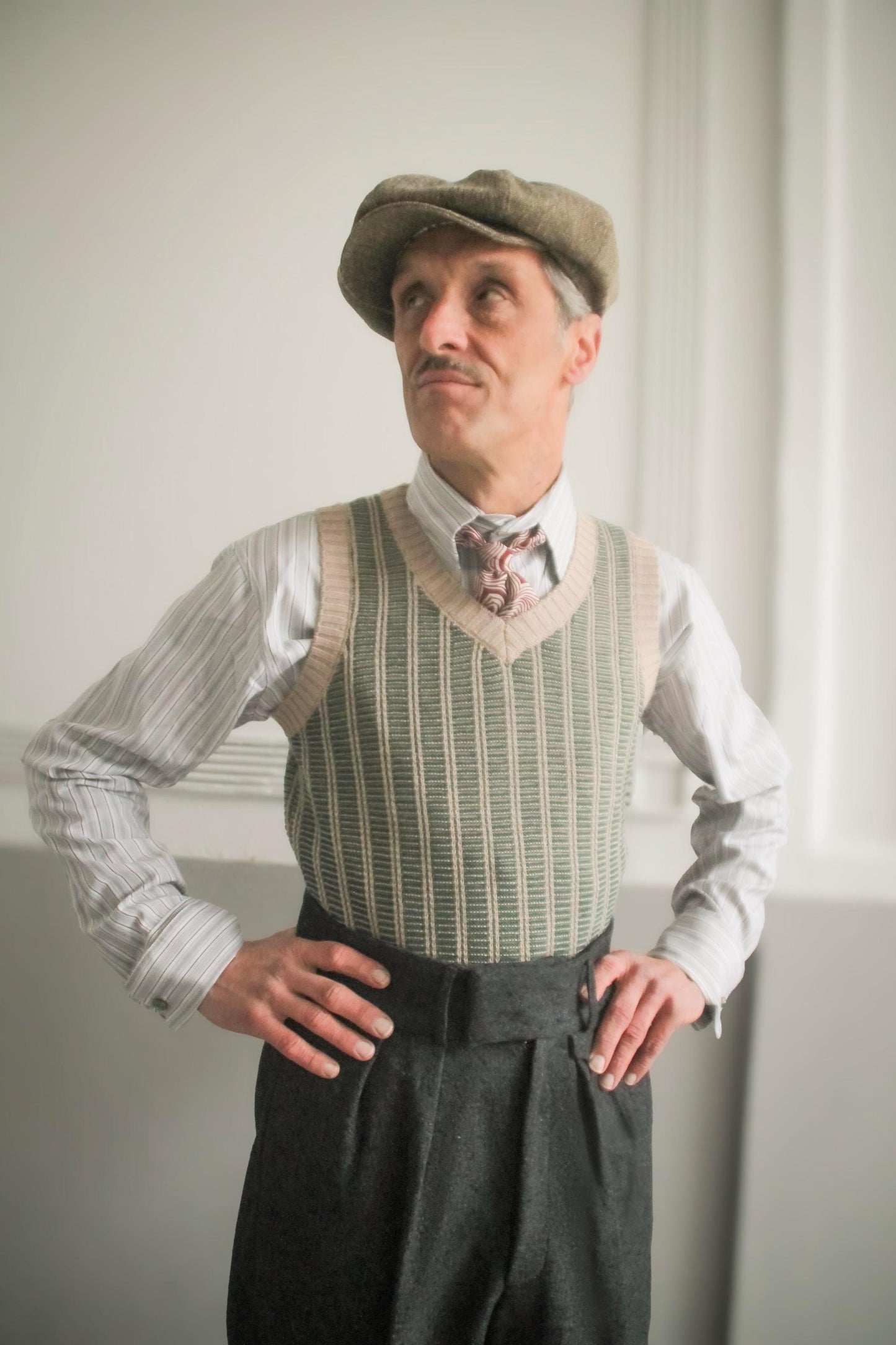 These high-waisted, pleated vintage-style trousers are made of rugged pure wool in a dark grey charcoal colour with small bright blue flecks.  The design is based on an original pattern from the 1940s with all the attention to details. The trousers are styled with a spearpoint collar shirt and a wool jumper